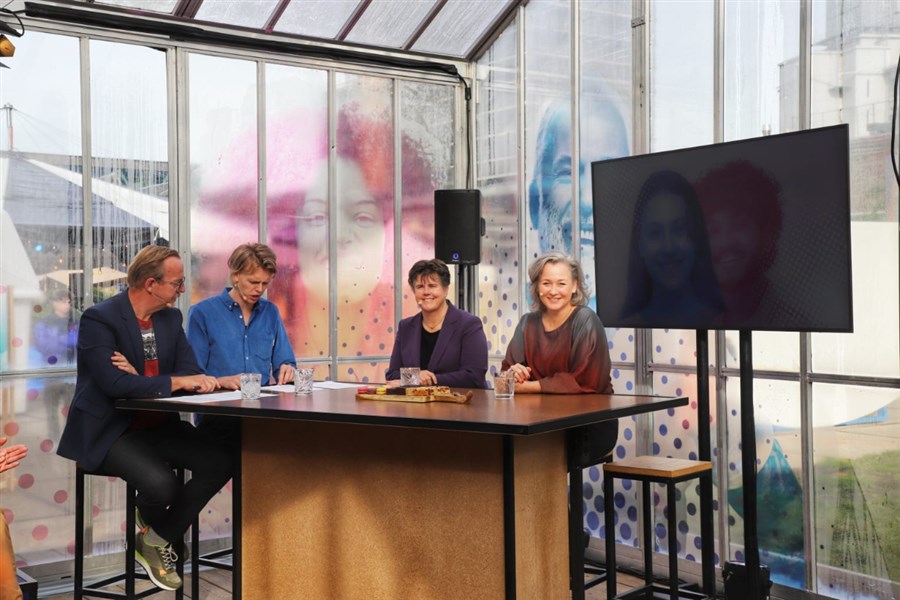 Gasten en presentatoren tijdens een talkshow op Dutch Design Week